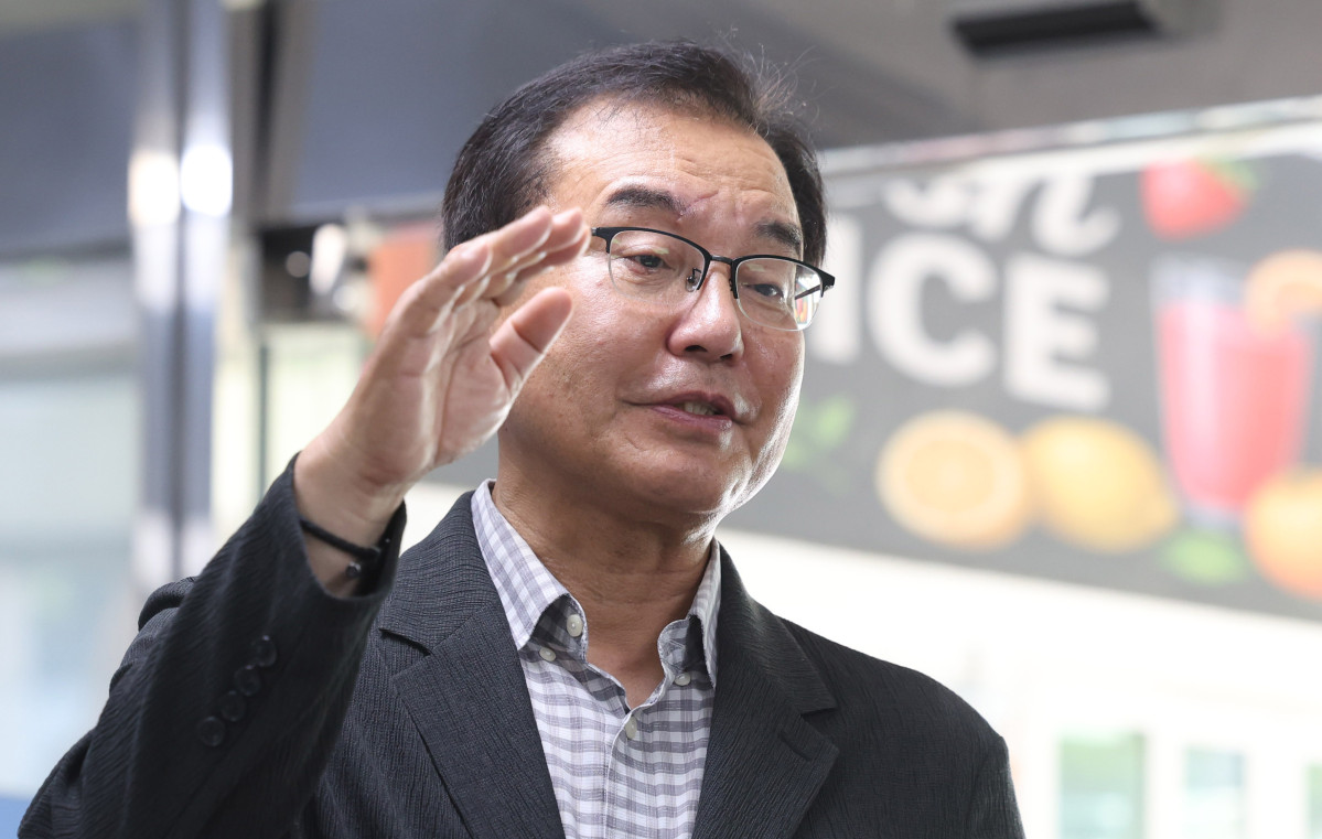 ▲ 채상병 순직사건 외압 의혹을 수사하는 이명현 특별검사가 22일 오전 서울 서초구 서초동 사무실로 출근하며 취재진의 질문에 답변하고 있다. (뉴시스)