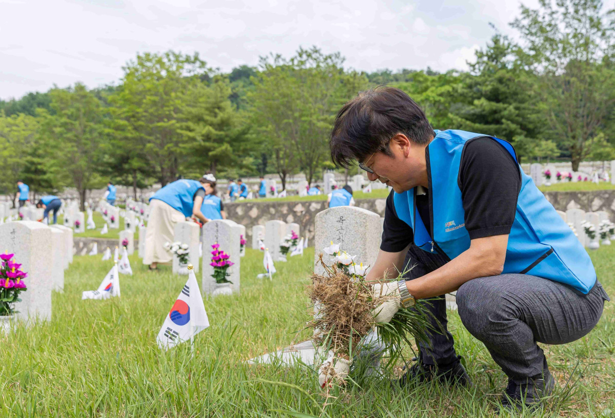 ▲정종철 CFS 대표이사가 19일 국립서울현충원에서 직원들과 함께 묘역 정화 봉사 활동을 하고 있다. (사진제공=쿠팡풀필먼트서비스)