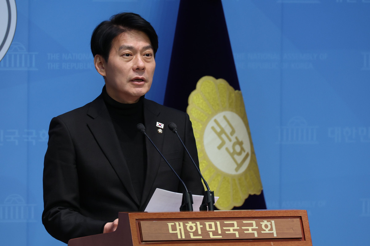 ▲한민수 더불어민주당 대변인이 2월 9일 오전 서울 여의도 국회 소통관에서 국민의힘 제1야당 대표 전담 특위 및 이진우·여인형 접견 관련 브리핑을 하고 있다. (사진=뉴시스)