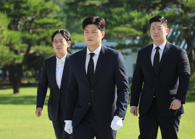 ▲국민의힘 김용태 비상대책위원장이 22일 국립서울현충원 현충탑을 참배하기 위해 이동하고 있다. 2025.6.22 (연합뉴스)