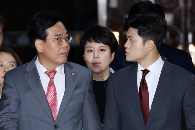 ▲국민의힘 김용태 비상대책위원장과 송언석 원내대표가 20일 서울 여의도 국회에서 열린 '비리백화점 이재명 정부 인사청문회 대책 긴급 의원총회'에 참석하며 대화하고 있다. 2025.6.20 (연합뉴스)