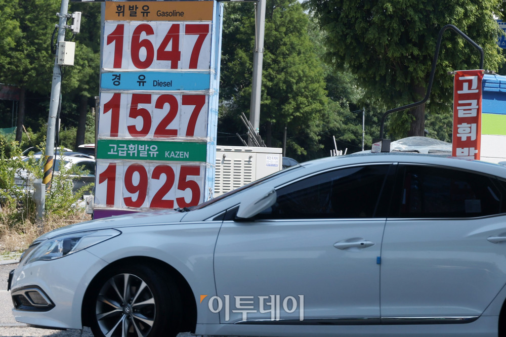▲이란·이스라엘 무력 충돌에 따른 중동 지정학 리스크 상승으로 국내 주유소 휘발유와 경유 주간 평균 가격이 6주 만에 상승 전환했다. 22일 한국석유공사 유가정보시스템 오피넷에 따르면 6월 셋째 주 전국 주유소의 휘발유 평균 판매가격은 전주보다 7.8원 오른 리터(ℓ)당 1635.5원으로 집계됐다. 경유 평균 판매가는 전주보다 7.6원 상승한 리터(ℓ)당 1498.2원을 나타냈다. 사진은 이날 서울의 한 주유소. 고이란 기자 photoeran@