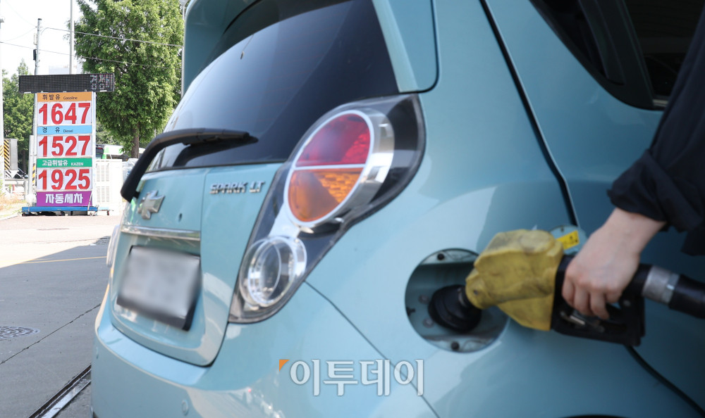 ▲이란·이스라엘 무력 충돌에 따른 중동 지정학 리스크 상승으로 국내 주유소 휘발유와 경유 주간 평균 가격이 6주 만에 상승 전환했다. 22일 한국석유공사 유가정보시스템 오피넷에 따르면 6월 셋째 주 전국 주유소의 휘발유 평균 판매가격은 전주보다 7.8원 오른 리터(ℓ)당 1635.5원으로 집계됐다. 경유 평균 판매가는 전주보다 7.6원 상승한 리터(ℓ)당 1498.2원을 나타냈다. 사진은 이날 서울의 한 주유소. 고이란 기자 photoeran@