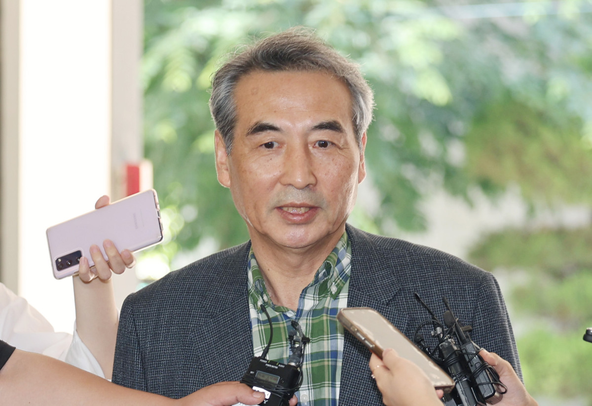 ▲윤석열 전 대통령 배우자 김건희 여사 관련 의혹을 수사하는 민중기 특별검사가 22일 서울 서초구 서초동에 마련된 사무실로 출근하던 중 취재진의 질문에 답하고 있다. (뉴시스)