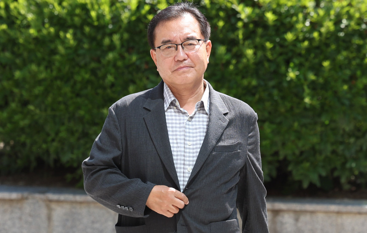 ▲ 채상병 순직사건 외압 의혹을 수사하는 이명현 특별검사가 22일 오전 서울 서초구 서초동 사무실로 출근하고 있다. (뉴시스)