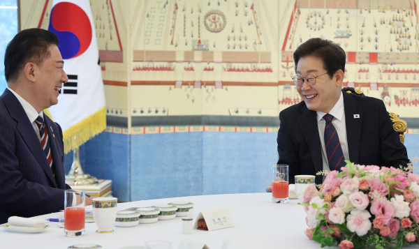 ▲<YONHAP PHOTO-3237> 이재명 대통령과 김병기 원내대표 (서울=연합뉴스) 한상균 기자 = 이재명 대통령이 22일 한남동 관저에서 열린 여야 지도부와의 오찬에서 더불어민주당 김병기 당대표 직무대행 겸 원내대표와 대화하고 있다. 2025.6.22 xyz@yna.co.kr/2025-06-22 13:54:56/<저작권자 ⓒ 1980-2025 ㈜연합뉴스. 무단 전재 재배포 금지, AI 학습 및 활용 금지>