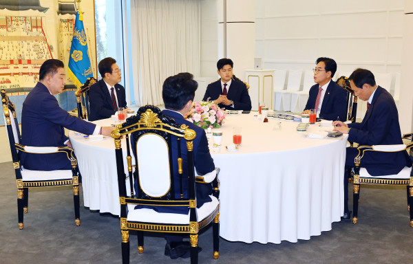 ▲<YONHAP PHOTO-3233> 국민의힘 원내대표 발언 듣는 이재명 대통령 (서울=연합뉴스) 한상균 기자 = 이재명 대통령이 22일 서울 한남동 관저에서 열린 여야 지도부와의 오찬에서 국민의힘 송언석 원내대표의 발언을 듣고 있다. 왼쪽부터 시계방향으로 더불어민주당 김병기 당대표 직무대행 겸 원내대표, 이 대통령, 국민의힘 김용태 비상대책위원장, 송언석 원내대표, 우상호 대통령실 정무수석, 강훈식 대통령비서실장. 2025.6.22 xyz@yna.co.kr/2025-06-22 13:54:29/<저작권자 ⓒ 1980-2025 ㈜연합뉴스. 무단 전재 재배포 금지, AI 학습 및 활용 금지>