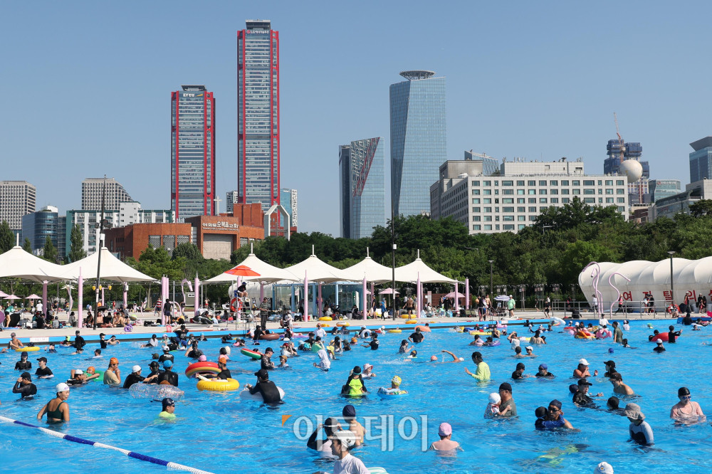 ▲전국에 내리던 장맛비가 그치고 초여름 더위가 찾아온 22일 개장 첫 주말을 맞은 서울 여의도 한강공원 수영장을 찾은 어린이와 시민들이 물놀이를 하고 있다. 고이란 기자 photoeran@