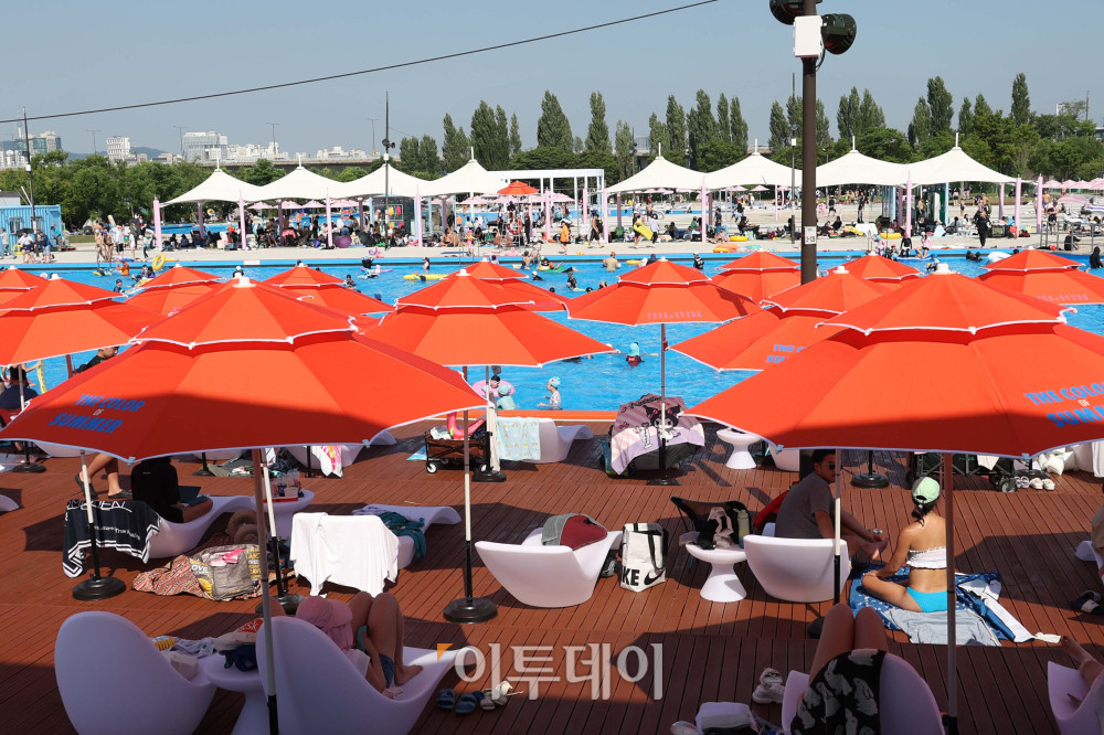 ▲전국에 내리던 장맛비가 그치고 초여름 더위가 찾아온 22일 개장 첫 주말을 맞은 서울 여의도 한강공원 수영장을 찾은 어린이와 시민들이 물놀이를 하고 있다. 고이란 기자 photoeran@