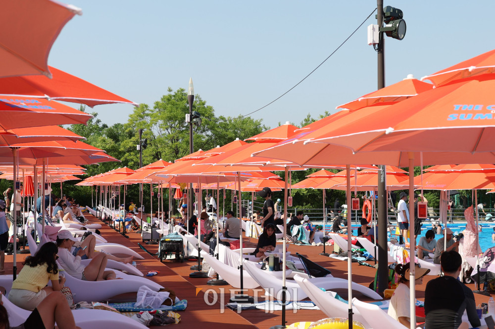 ▲전국에 내리던 장맛비가 그치고 초여름 더위가 찾아온 22일 개장 첫 주말을 맞은 서울 여의도 한강공원 수영장을 찾은 어린이와 시민들이 물놀이를 하고 있다. 고이란 기자 photoeran@