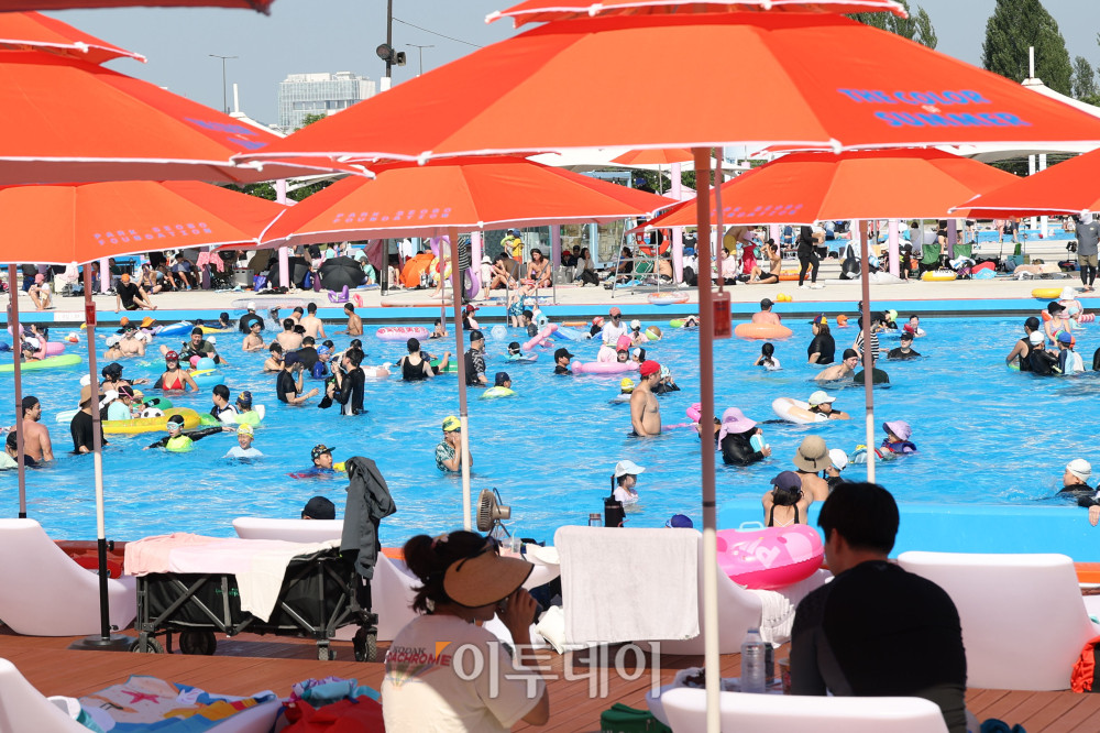 ▲전국에 내리던 장맛비가 그치고 초여름 더위가 찾아온 22일 개장 첫 주말을 맞은 서울 여의도 한강공원 수영장을 찾은 어린이와 시민들이 물놀이를 하고 있다. 고이란 기자 photoeran@