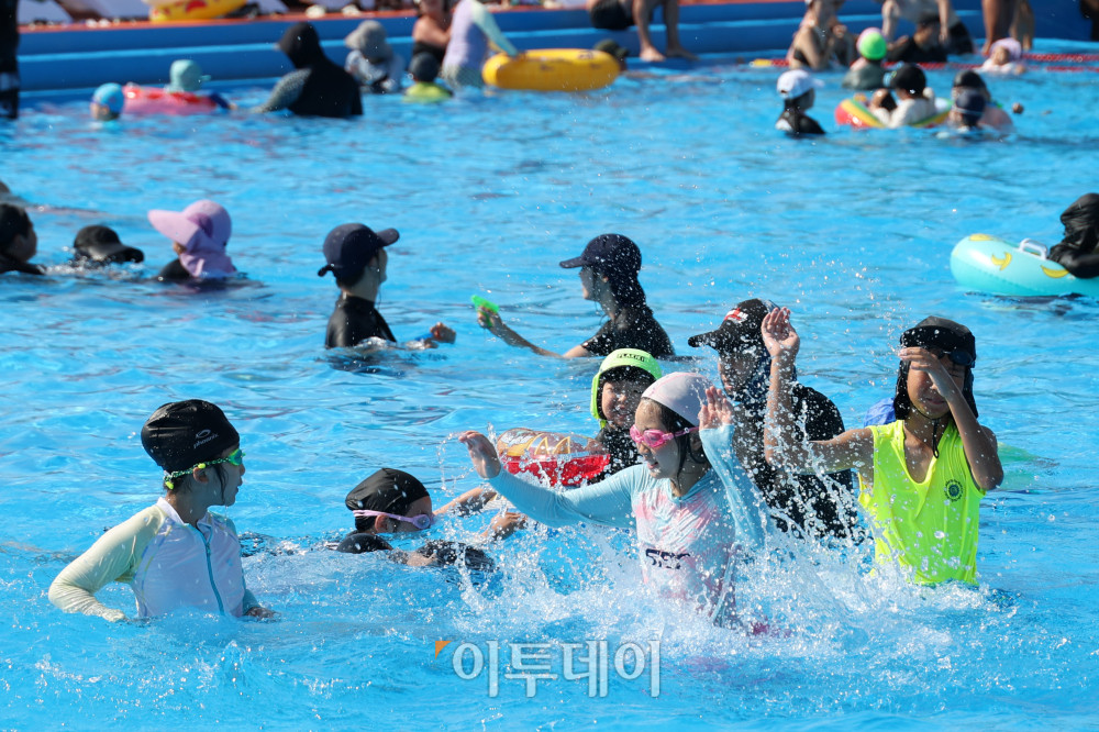 ▲전국에 내리던 장맛비가 그치고 초여름 더위가 찾아온 22일 개장 첫 주말을 맞은 서울 여의도 한강공원 수영장을 찾은 어린이와 시민들이 물놀이를 하고 있다. 고이란 기자 photoeran@