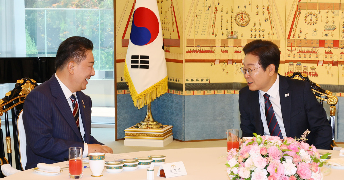 ▲이재명 대통령이 22일 한남동 관저에서 열린 여야 지도부와 오찬에서 발언하고 있다. 왼쪽은 김병기 더불어민주당 당대표 직무대행 겸 원내대표. (대통령실통신사진기자단) (사진=뉴시스)