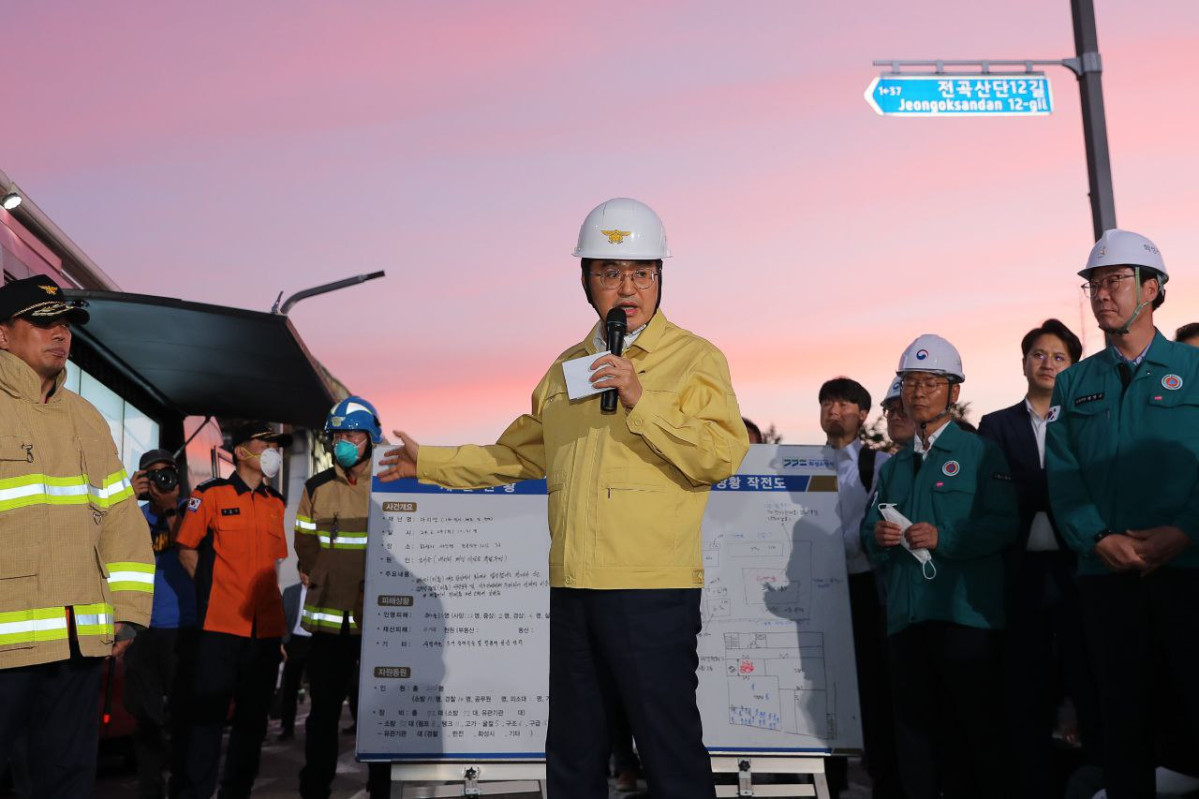 ▲김동연 경기지사가 전지공장 화재 현장에서 마이크를 들고 대형 보드를 활용해 재난 대응 상황에 대해 설명하고 있다. (경기도)