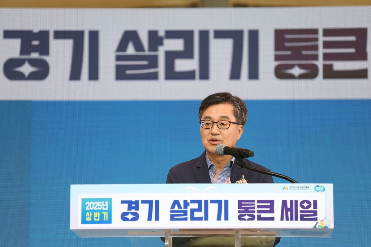 ▲김동연 경기도지사가 오산 오색시장에서 열린 2025년 상반기 경기 살리기 통큰 세일 개막식에서 마이크 앞에서 인사말을 있다. (경기도)