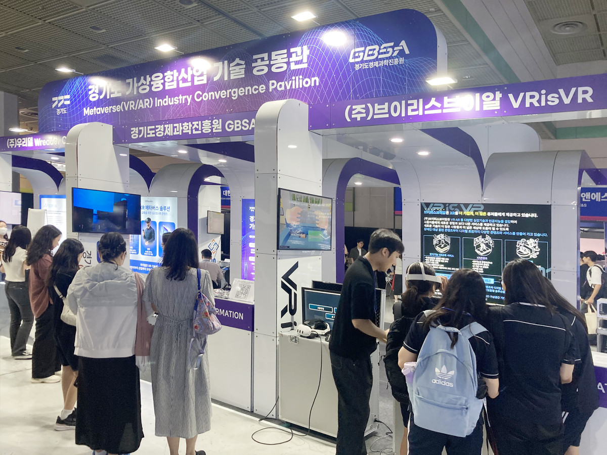 ▲경기도와 경기도경제과학진흥원이 참여한 MVEX 2025 전시회에서 관람객들이 경기도 가상융합산업 기술 공동관 내 VRisVR 등 여러 부스에서 메타버스 기술을 체험하고 있다. (경기도경제과학진흥원)