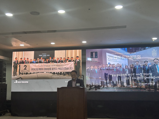 ▲김영식 용산정비창 전면1구역 조합장이 시공사 선정 투표 결과를 개표하고 있다. 천상우 기자 1000tkddn@
