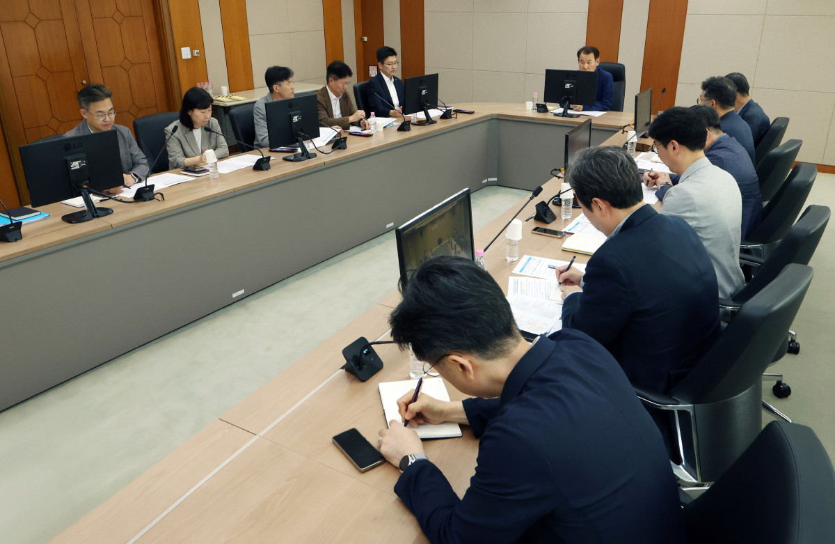 ▲한국거래소는 22일 오후 5시, 서울 사옥에서 미국의 이란 핵시설 공습이 국내 증시에 미치는 영향을 긴급 점검하기 위해 '긴급 시장점검회의'를 개최했다. (사진=한국거래소)

