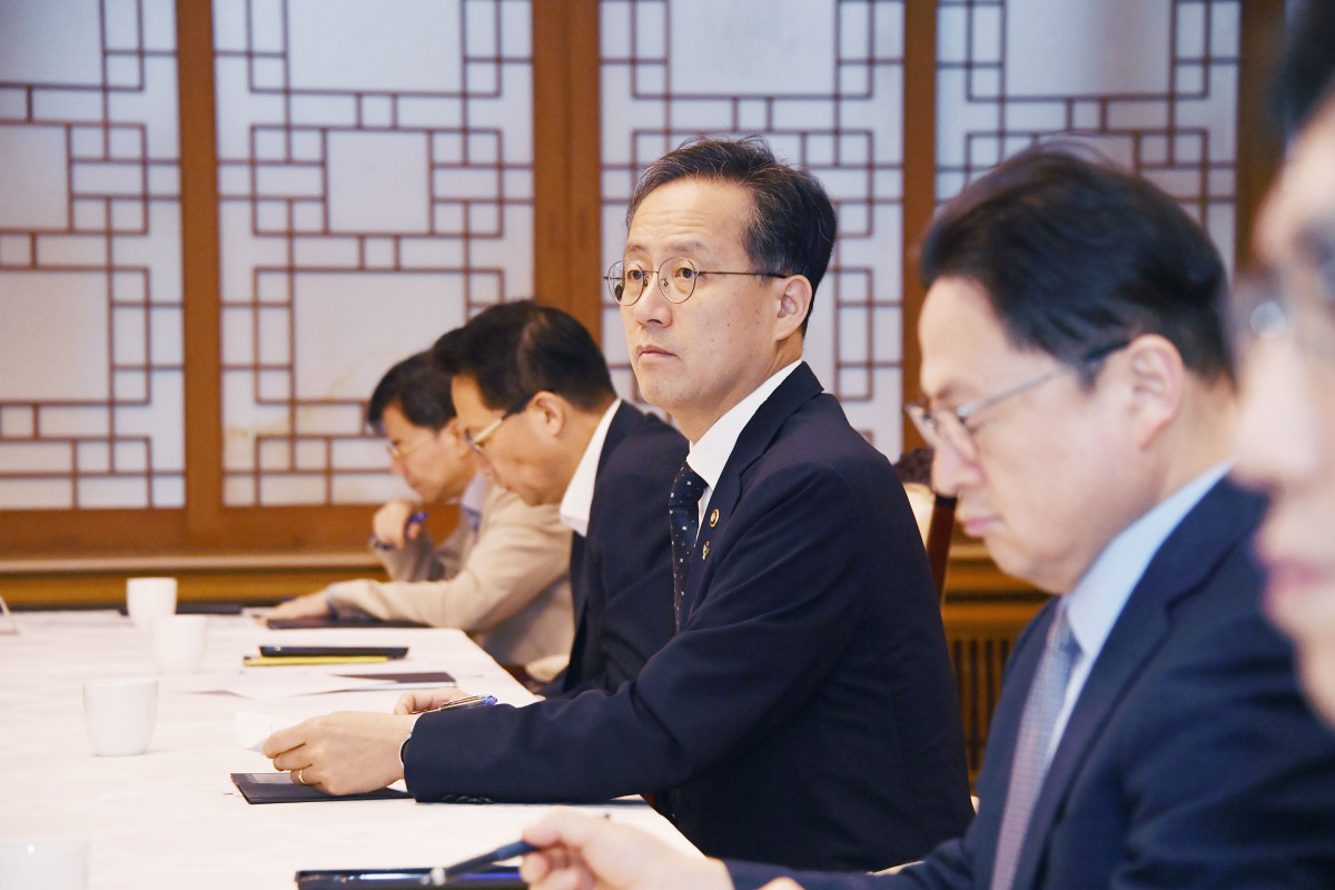 ▲이형일 기획재정부 장관 직무대행 1차관이 23일 오전 서울 종로구 정부서울청사에서 열린 '중동사태 관계기관 합동 비상대응반 회의'를 주재, 모두발언을 하고 있다. (기획재정부)
