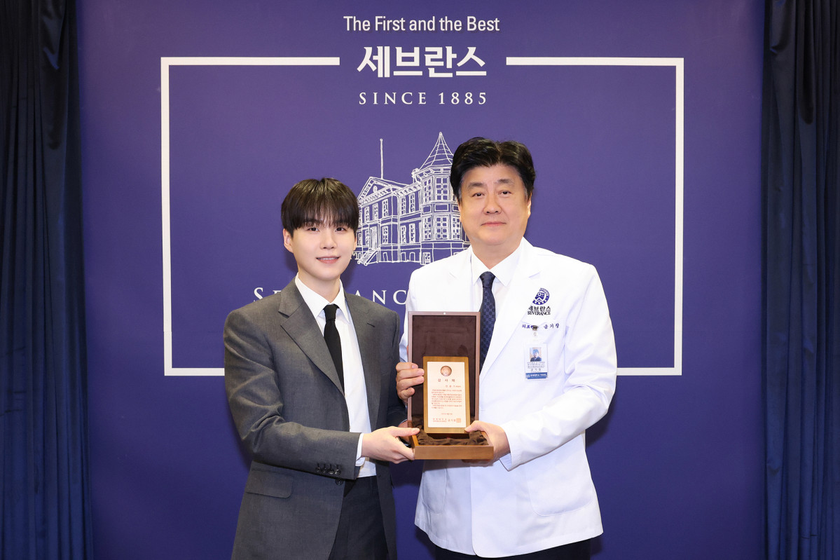 ▲슈가와 금기창 연세의료원장이 기념 사진을 촬영하고 있다. (세브란스병원)