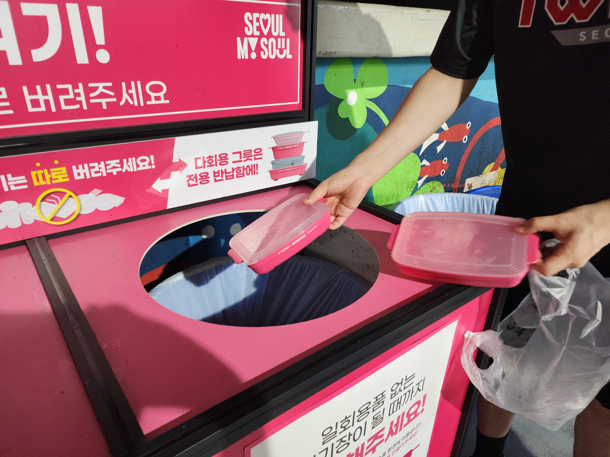 ▲다회용기 반납하는 장면. (사진제공=서울시)