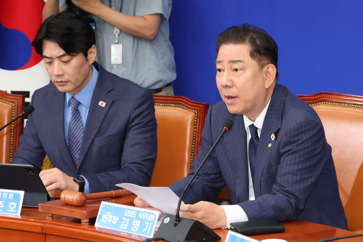▲더불어민주당 김병기 당대표 직무대행 겸 원내대표가 23일 서울 여의도 국회에서 열린 최고위원회의에서 발언하고 있다. 2025.6.23 (연합뉴스)