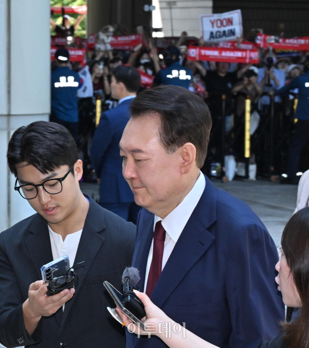 ▲윤석열 전 대통령이 23일 오전 서울 서초구 서울중앙지방법원에서 내란 우두머리 혐의 사건 8차 공판에 출석하고 있다. 사진공동취재단