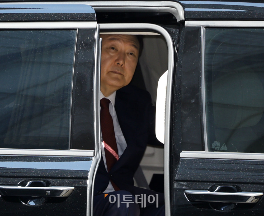 ▲윤석열 전 대통령이 23일 오전 서울 서초구 서울중앙지방법원에서 내란 우두머리 혐의 사건 8차 공판에 출석하고 있다. 사진공동취재단