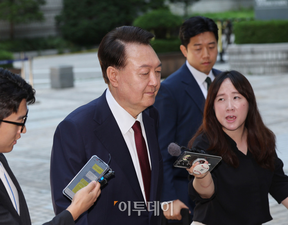 ▲윤석열 전 대통령이 23일 오전 서울 서초구 서울중앙지방법원에서 내란 우두머리 혐의 사건 8차 공판에 출석하고 있다. 사진공동취재단
