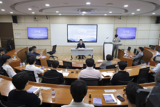 ▲김용태 국민의힘 비상대책위워장이 22일 서울 고려대학교에서 전공의, 의대생들과 의료대란 관련 대담을 하고 있다. (뉴시스)