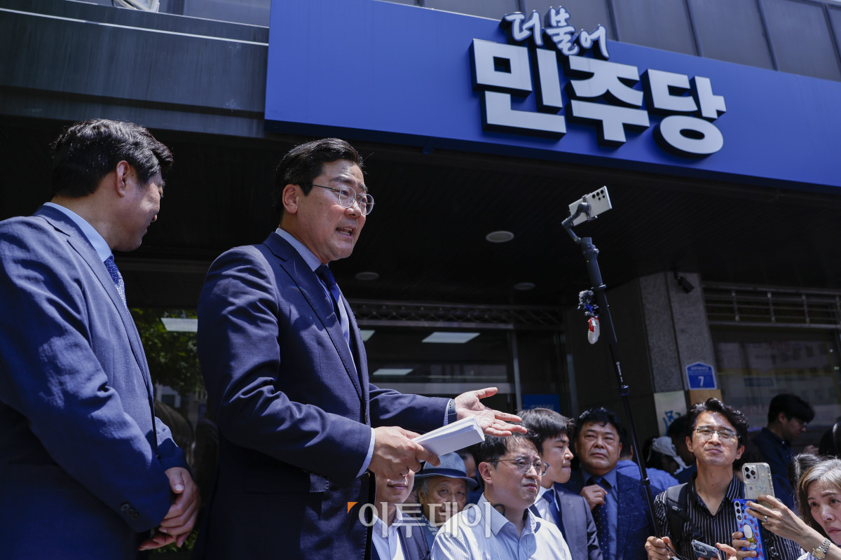 ▲박찬대 더불어민주당 의원이 23일 서울 영등포구 더불어민주당 중앙당사에서 당대표 출마 선언을 마친 후 유투버들의 질문에 답하고 있다. 조현호 기자 hyunho@