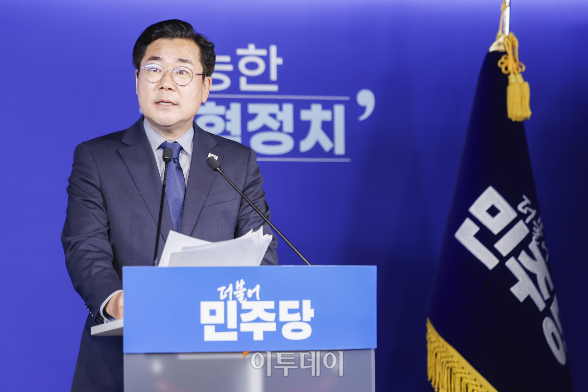 ▲박찬대 더불어민주당 의원이 23일 서울 영등포구 더불어민주당 중앙당사에서 당대표 출마 선언을 하고 있다. 조현호 기자 hyunho@