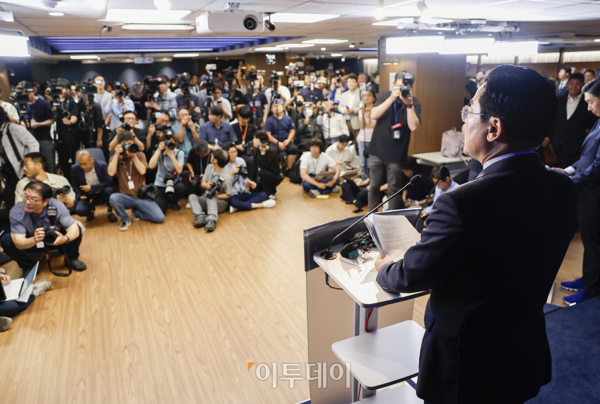 ▲박찬대 더불어민주당 의원이 23일 서울 영등포구 더불어민주당 중앙당사에서 당대표 출마 선언을 하고 있다. 조현호 기자 hyunho@