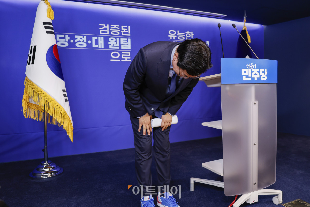 ▲박찬대 더불어민주당 의원이 23일 서울 영등포구 더불어민주당 중앙당사에서 당대표 출마 선언을 마친 후 고개 숙여 인사를 하고 있다. 조현호 기자 hyunho@