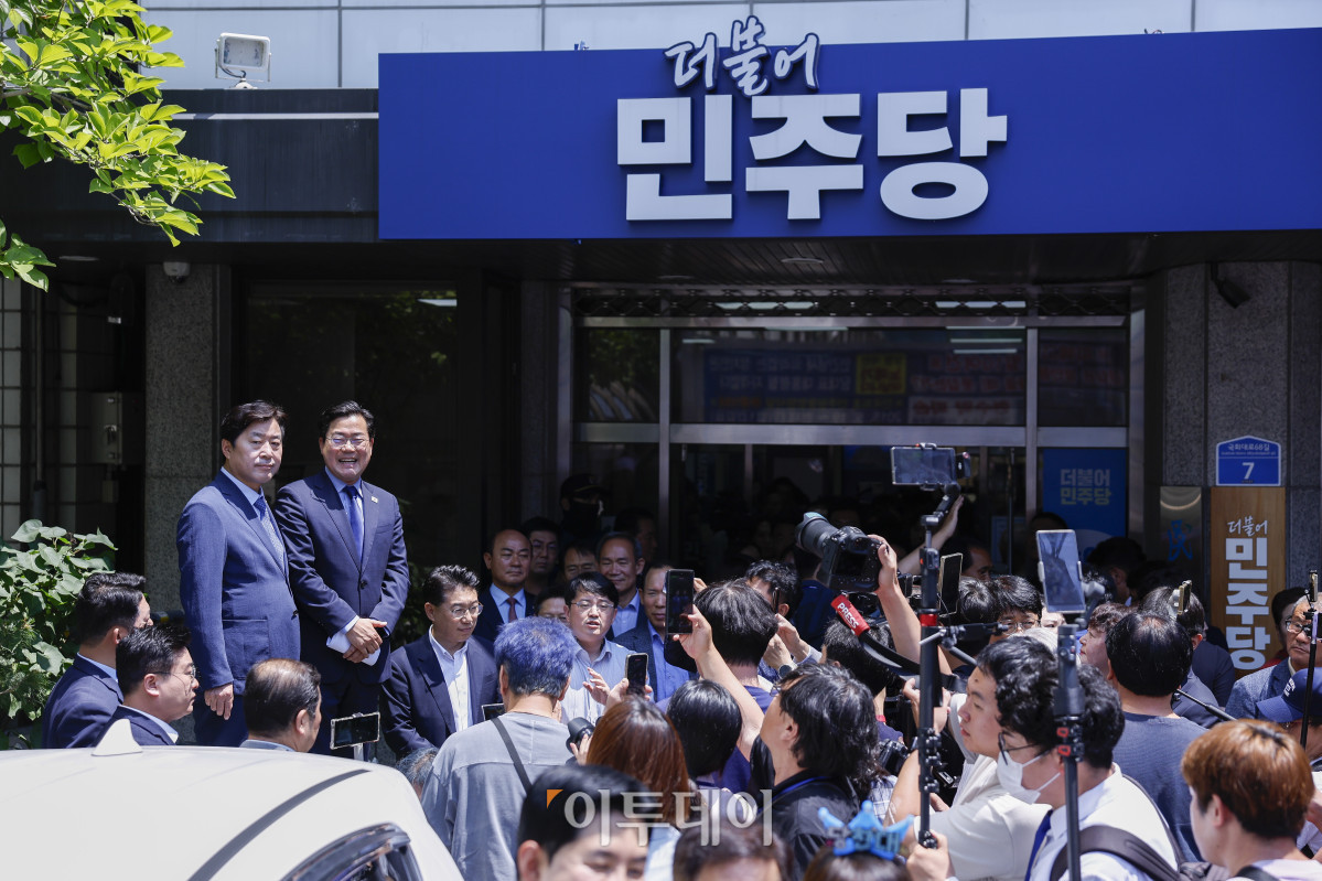 ▲박찬대 더불어민주당 의원이 23일 서울 영등포구 더불어민주당 중앙당사에서 당대표 출마 선언을 마친 후 지지자들에게 인사를 하고 있다. 조현호 기자 hyunho@