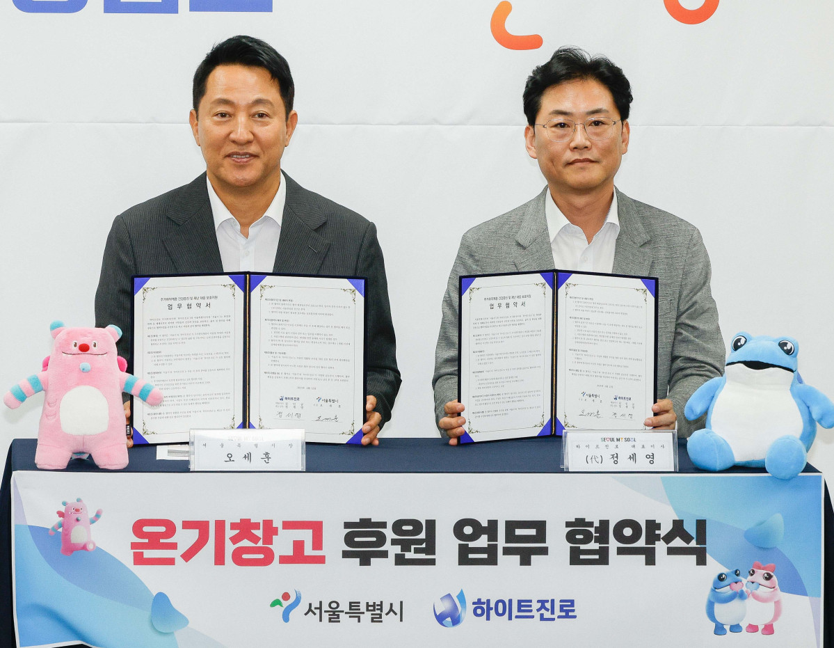 ▲오세훈 서울시장이 23일 서울 영등포쪽방상담소에서 열린 온기창고 개소식에서 하이트진로와 업무 협약식을 하고 있다. 신태현 기자 holjjak@