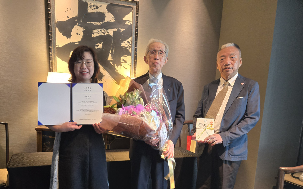 ▲재단법인 이희건 한일교류재단(이사장 하태윤)은 19일 일본 오사카 웨스틴 호텔에서 『이희건 상』 초대 수상자로 일본 산요전기 창업자의 후손인 이우에 사토시 전(前) 산요전기 회장을 선정했다고 23일 밝혔다. 이날 시상식에 참석한(사진 왼쪽부터) 이훈 재단법인 이희건 한일교류재단 고문, 이우에 사토시 전 산요전기 회장, 이경재 재단법인 이희건 한일교류재단 이사가 기념촬영하고 있다. (사진제공=이희건 한일교류재단)