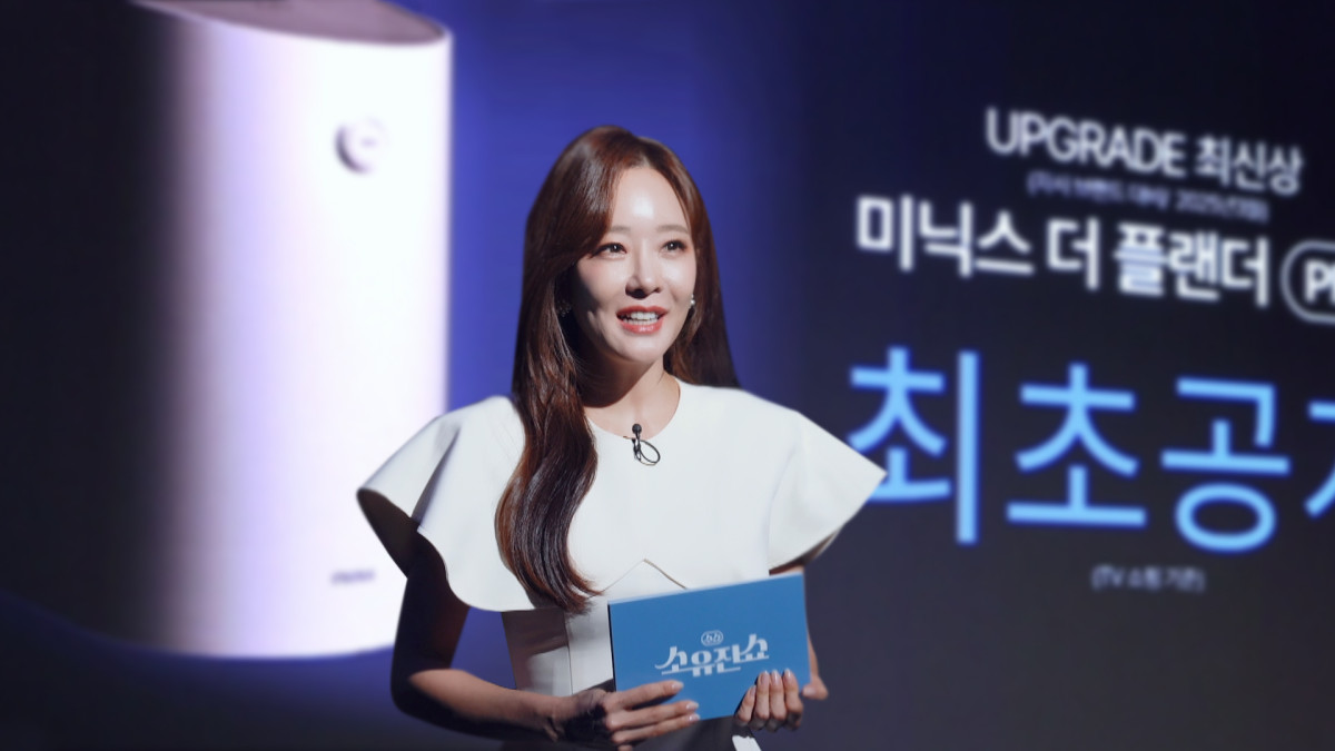 ▲GS샵 소유진쇼에서 음식물 처리기 미닉스 최신 모델 언팩쇼를 진행 중인 모습 (사진제공=GS리테일)