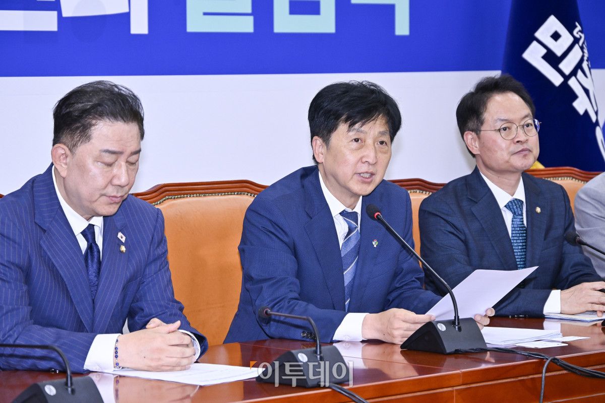 ▲오기형 코스피 5000 특별위원회 위원장이 23일 서울 여의도 국회에서 열린 더불어민주당 코스피 5000 특별위원회 출범식에서 인사말을 하고 있다. 조현호 기자 hyunho@