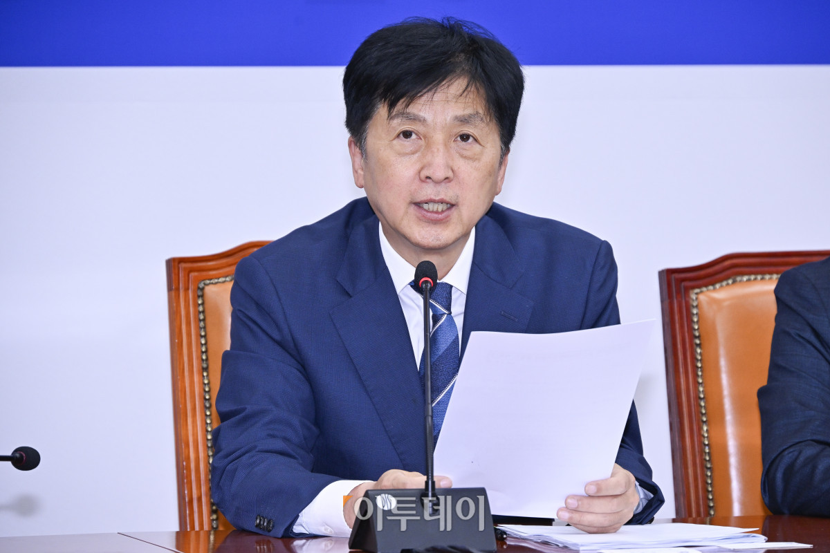 ▲오기형 코스피 5000 특별위원회 위원장이 23일 서울 여의도 국회에서 열린 더불어민주당 코스피 5000 특별위원회 출범식에서 인사말을 하고 있다. 조현호 기자 hyunho@
