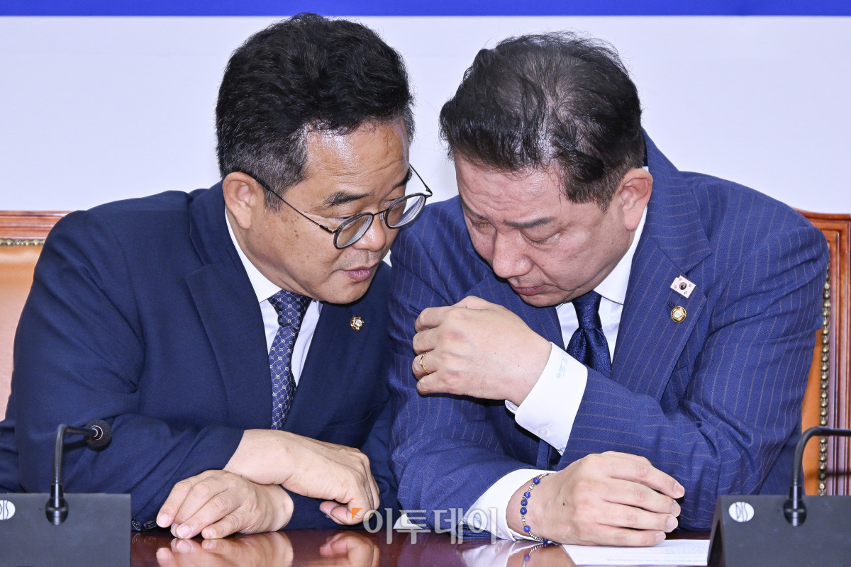 ▲23일 서울 여의도 국회에서 열린 더불어민주당 코스피 5000 특별위원회 출범식에서 김병기(오른쪽) 더불어민주당 당대표 직무대행 겸 원내대표와 민병덕 을지로위원장이 대화를 하고 있다. 조현호 기자 hyunho@