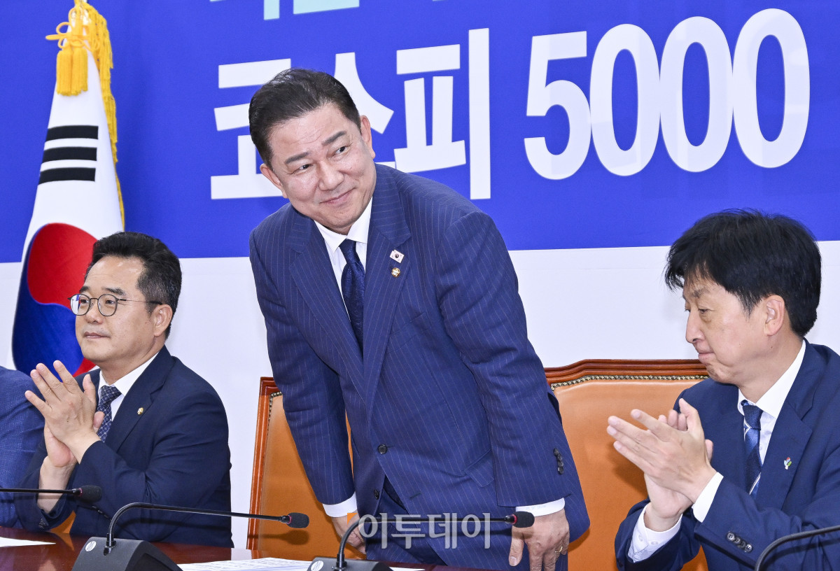 ▲김병기 더불어민주당 당대표 직무대행 겸 원내대표가 23일 서울 여의도 국회에서 열린 더불어민주당 코스피 5000 특별위원회 출범식에서 참석자들에게 인사를 하고 있다. 조현호 기자 hyunho@