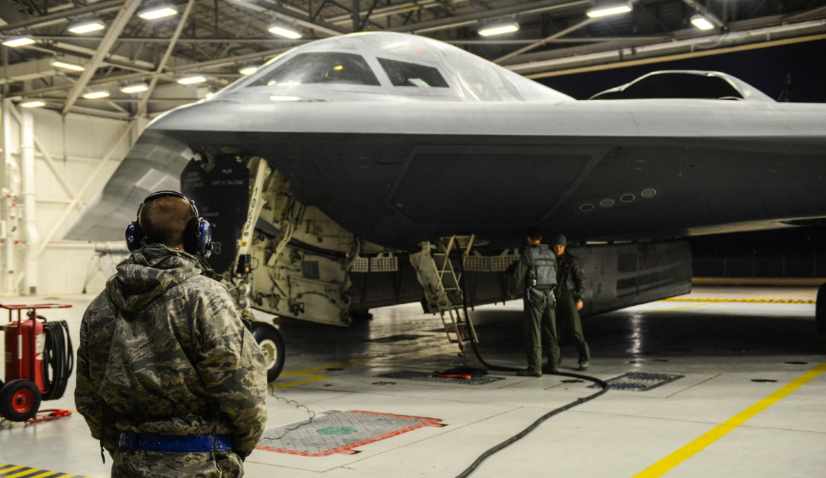 ▲미주리주 화이트먼 공군기지 509 폭격비행단 소속 공군 장병들이 리비아 시르테 인근 작전을 위해 B-2 스피릿 스텔스 폭격기를 준비하고 있다.  (출처 美중부사령부 미디어)