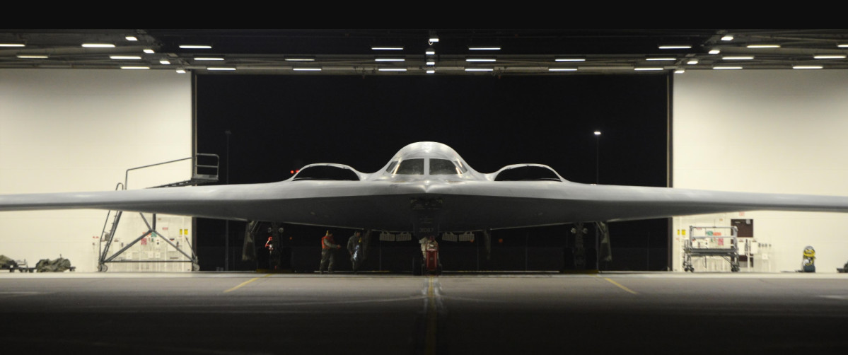 ▲지상 레이더 망을 피하기 위해 날개 아래쪽 무장창 등은 기체 안으로 숨겼다. 공기 흡입구도 날개 위에 장착해 지상 레이터로부터 자유로울 수 있다.   (출처 美중부사령부 미디어)