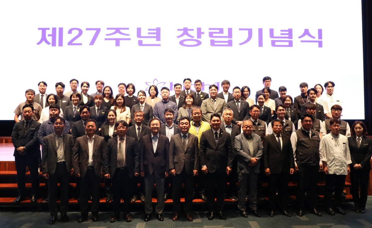 ▲최철규 대표이사 직무대행(첫줄 왼쪽 다섯번째)과 강원랜드 임직원들이 창립 27주년 기념행사 단체사진을 촬영하고 있다.(강원랜드 제공)