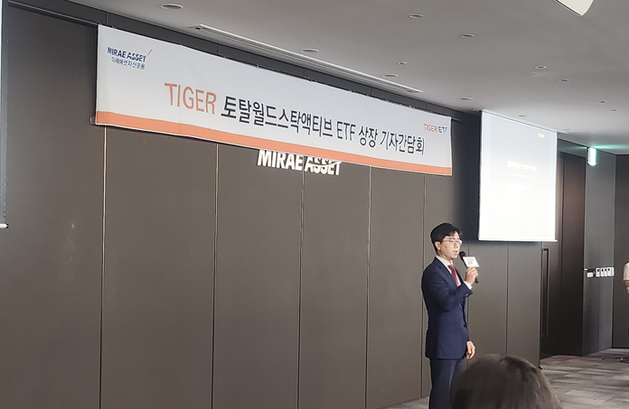 ▲김남기 미래에셋자산운용 ETF운용부문 대표가 23일 서울 을지로 미래에셋센터원에서 열린 'TIGER 상장지수펀드(ETF)' 기자간담회에서 신규 상장을 앞두고 있는 'TIGER 토탈월드스탁액티브 ETF'에 대해 소개하고 있다. (심영주 기자)