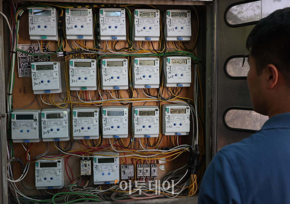 ▲올해 3분기(7~9월) 전기요금이 동결된다. 23일 한국전력은 올해 3분기(7~9월) 전기요금을 연료비조정단가를 현재와 같은 ㎾h(킬로와트시)당 5원으로 유지한다고 밝혔다. 사진은 이날 경기 김포 주택가 전기계량기 모습. 고이란 기자 photoeran@