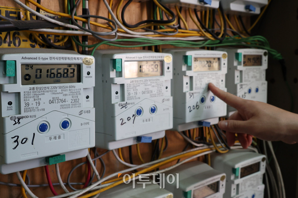 ▲올해 3분기(7~9월) 전기요금이 동결된다. 23일 한국전력은 올해 3분기(7~9월) 전기요금을 연료비조정단가를 현재와 같은 ㎾h(킬로와트시)당 5원으로 유지한다고 밝혔다. 사진은 이날 경기 김포 주택가 전기계량기 모습. 고이란 기자 photoeran@
