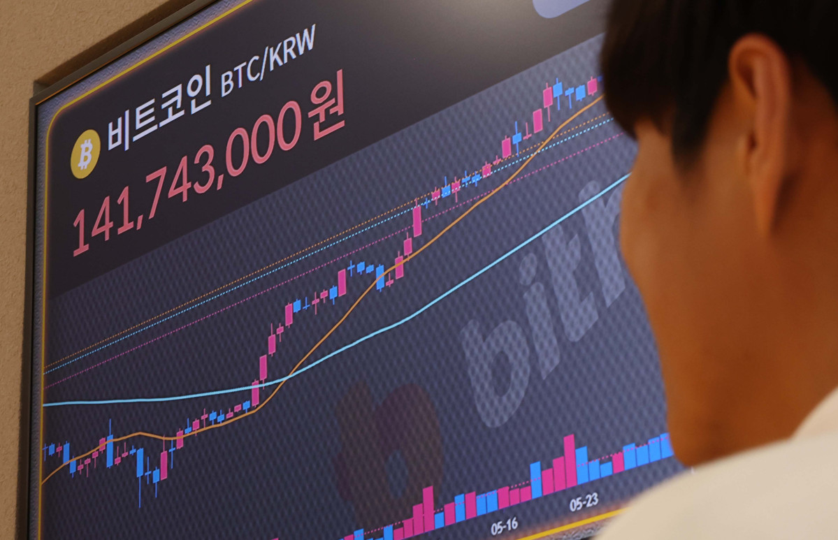 ▲23일 서울 서초구 빗썸라운지에 비트코인 등 가상자산 실시간 거래가격이 표시되고 있다. 비트코인은 미국의 이란 핵시설 공격 등 중동 위기 여파로 한 때 10만 달러선 아래로 밀렸으나 매수세의 유입으로 소폭 회복했다. 신태현 기자 holjjak@