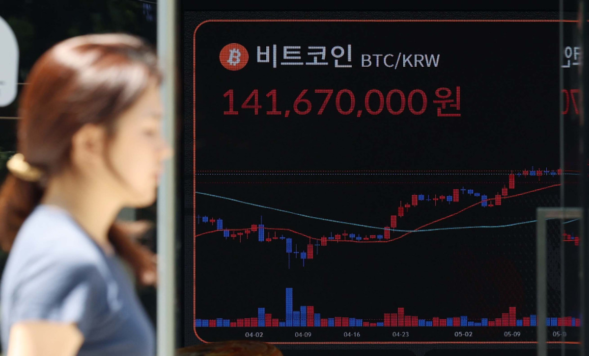 ▲23일 서울 서초구 빗썸라운지에 비트코인 등 가상자산 실시간 거래가격이 표시되고 있다. 비트코인은 미국의 이란 핵시설 공격 등 중동 위기 여파로 한 때 10만 달러선 아래로 밀렸으나 매수세의 유입으로 소폭 회복했다. 신태현 기자 holjjak@